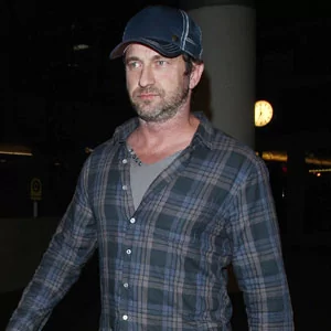 Gerard Butler Flies Home for the Holidays